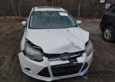 2014 Ford Focus Titanium z USA, uszkodzony, nr VIN 1FADP3J27EL405024
